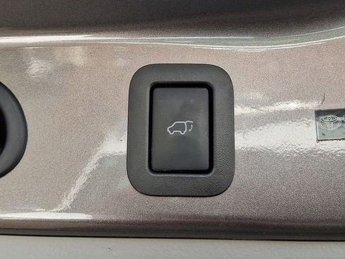 Used 2014 Toyota Highlander LE image 31