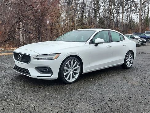 Used 2021 Volvo S60 T5 Momentum w/ Premium Package image 3
