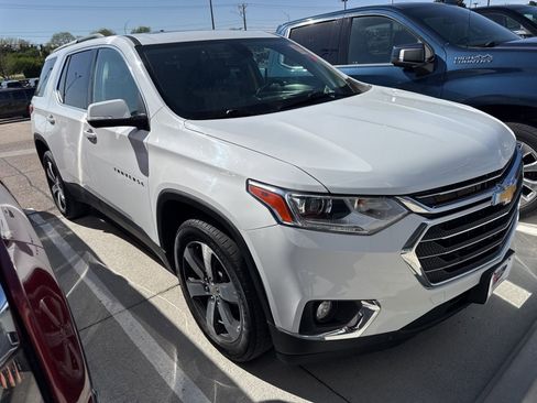 Used 2021 Chevrolet Traverse LT w/ LT Premium Package image 3