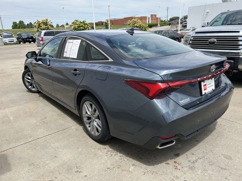 Used 2019 Toyota Avalon XLE w/ Moonroof Package FWD image 4