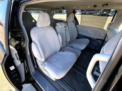 Used 2011 Toyota Sienna LE image 21