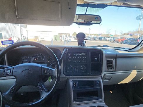 Used 2004 Chevrolet Suburban LS w/ Preferred Equipment Group image 17