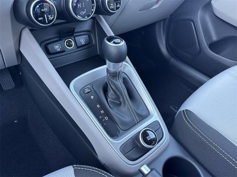 Used 2025 Hyundai Venue SEL image 29