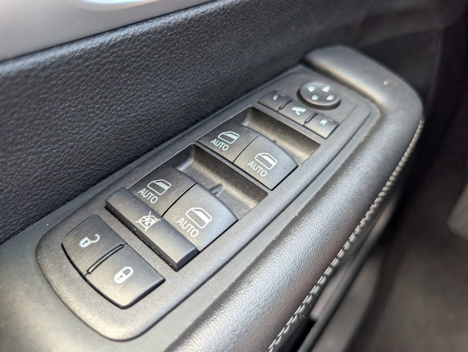 Used 2025 Chrysler Pacifica Limited FWD image 37