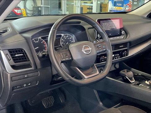 Used 2025 Nissan Rogue SV FWD image 4