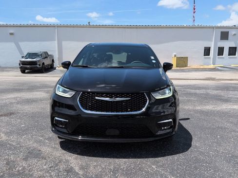 Used 2026 Chrysler Pacifica Limited FWD image 9