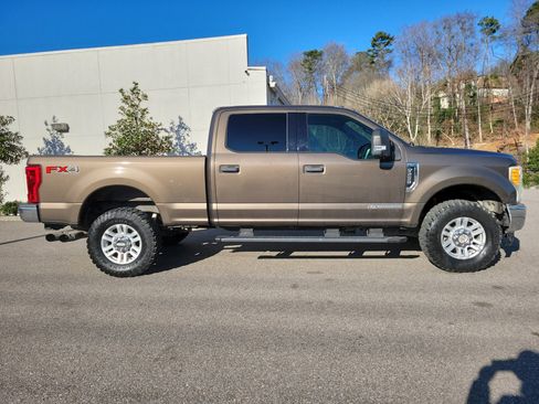 Used 2017 Ford F250 XLT w/ XLT Value Package image 4
