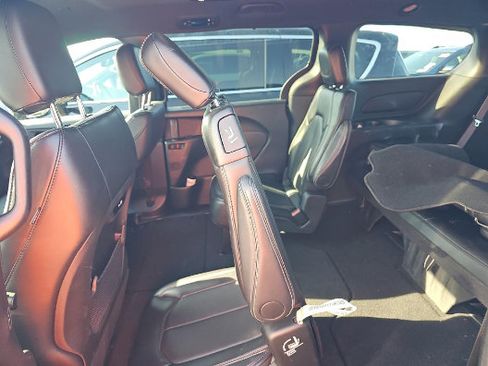 Used 2025 Chrysler Pacifica Select FWD image 5