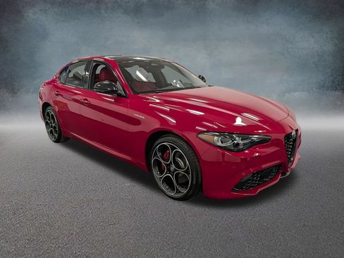 Used 2026 Alfa Romeo Giulia AWD image 3