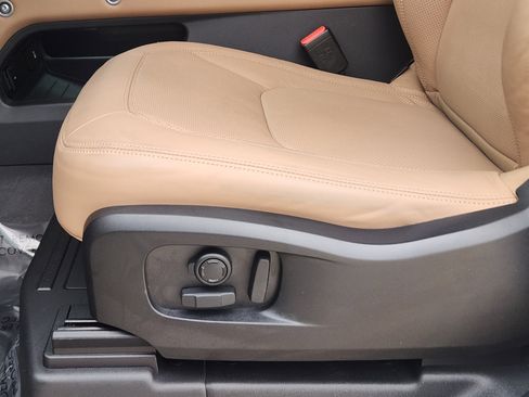 Certified 2025 Land Rover Defender 90 S image 29