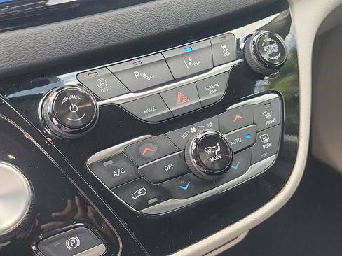 Used 2024 Chrysler Pacifica Touring-L FWD image 24