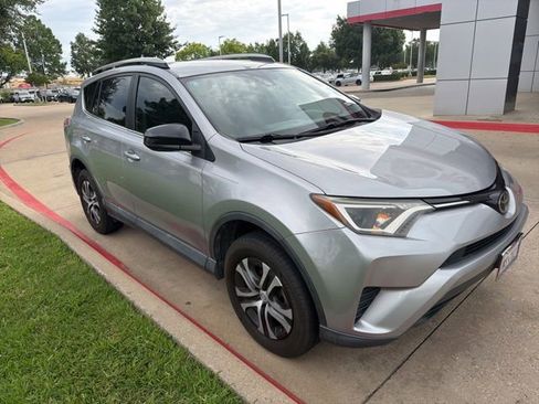 Used 2017 Toyota RAV4 LE FWD image 2
