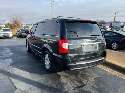 Used 2016 Chrysler Town & Country Touring image 5