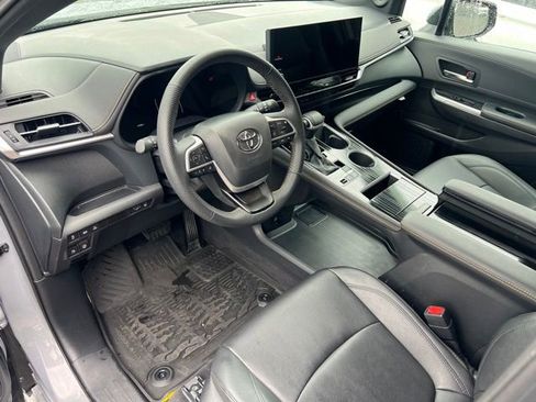 Used 2025 Toyota Sienna XLE Woodland Edition AWD/4WD image 13