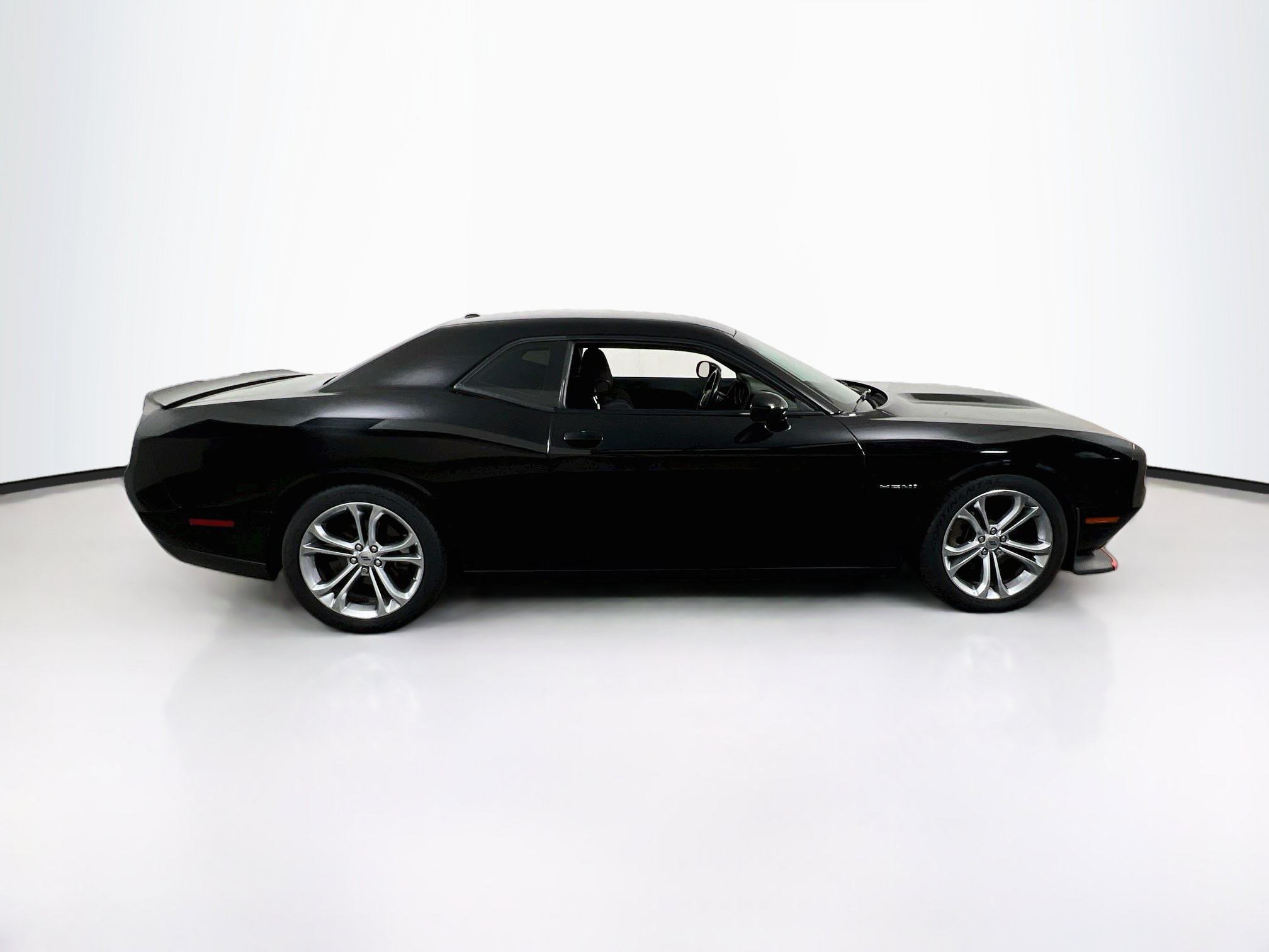 Used 2022 Dodge Challenger R/T RWD image 4