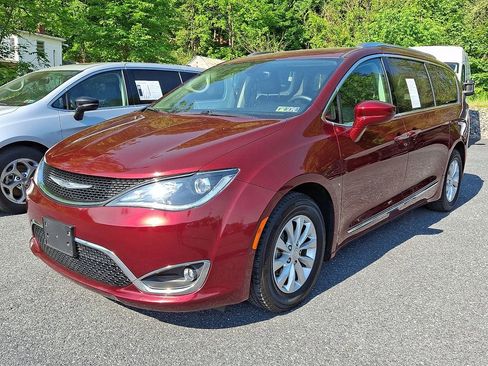 Used 2018 Chrysler Pacifica Touring-L FWD image 2