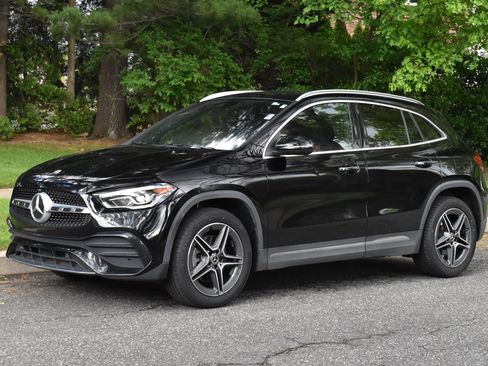 Used 2021 Mercedes-Benz GLA 250 4MATIC w/ AMG Line Exterior image 3