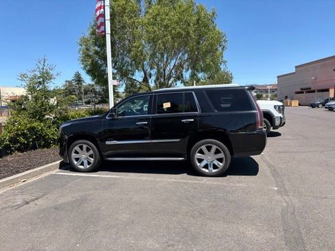 Used 2018 Cadillac Escalade Luxury RWD image 18