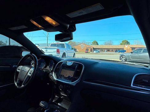 Used 2014 Chrysler 300 C RWD image 39