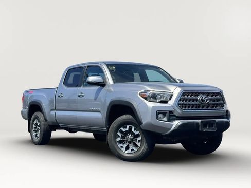 Used 2017 Toyota Tacoma TRD Off-Road w/ Tow Package AWD/4WD image 12