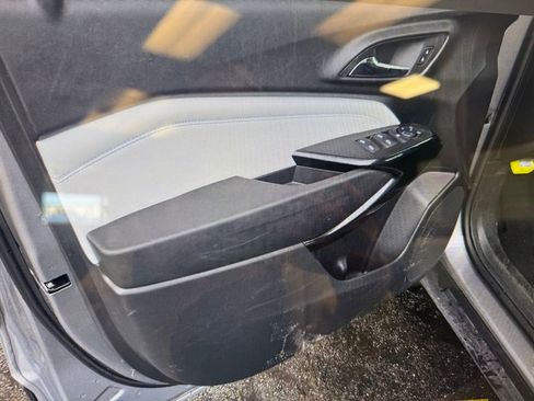 Used 2025 Chevrolet Trax LT w/ LT Convenience Package image 9