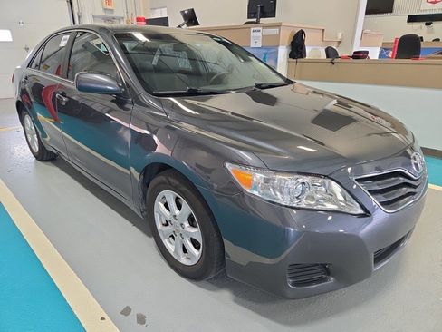 Used 2011 Toyota Camry LE w/ LE Extra-Value Pkg image 3