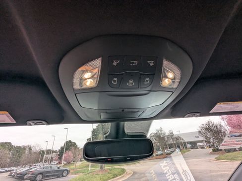 Used 2025 Chrysler Pacifica Select image 25