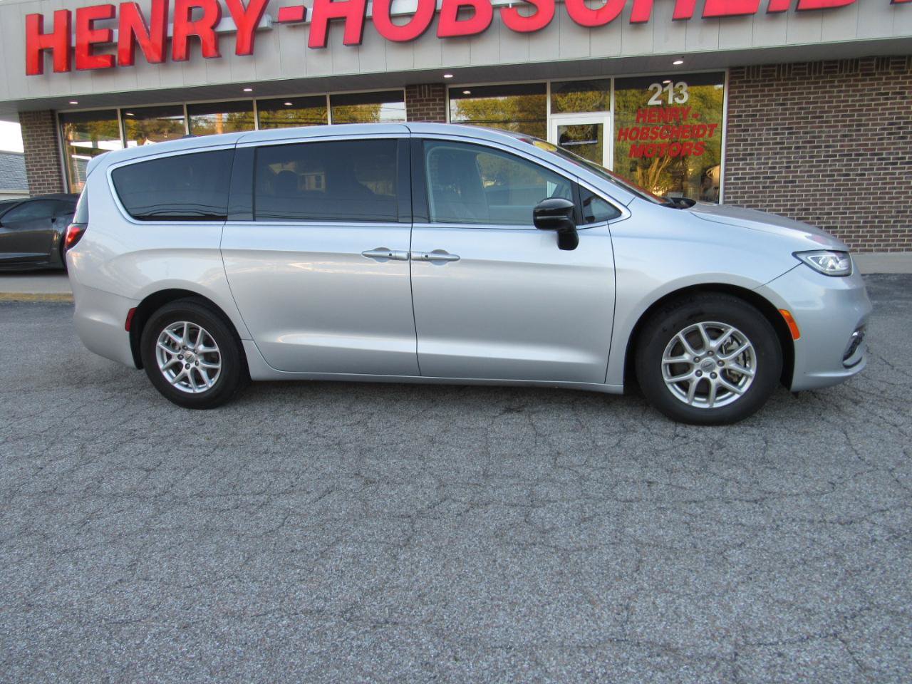 Used 2024 Chrysler Pacifica Touring-L FWD image 9
