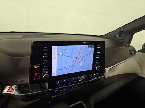 Used 2021 Toyota Sienna Platinum AWD/4WD image 18