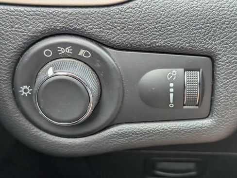 Used 2017 Jeep Cherokee Sport FWD image 19