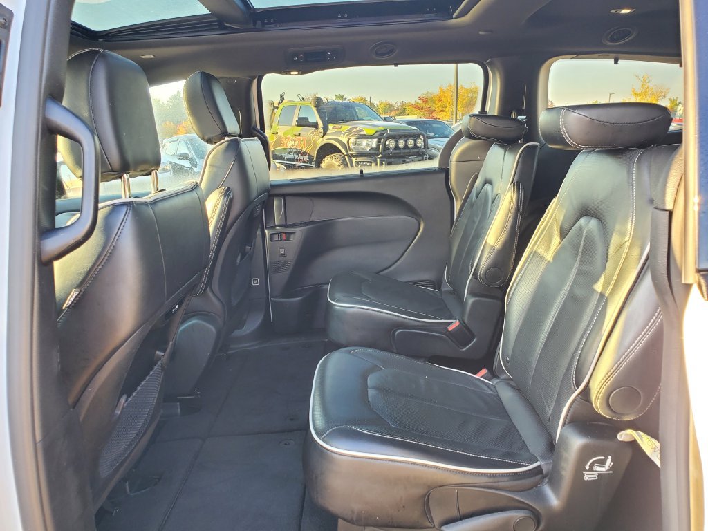 Used 2025 Chrysler Pacifica Limited FWD image 9