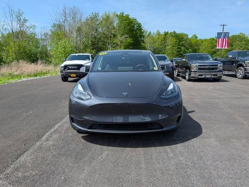 Used 2024 Tesla Model Y Long Range AWD/4WD image 2
