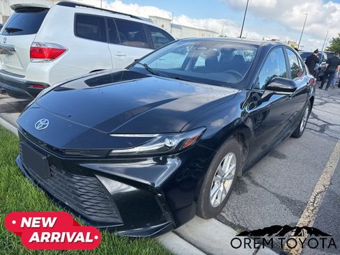Used 2025 Toyota Camry LE FWD image 4