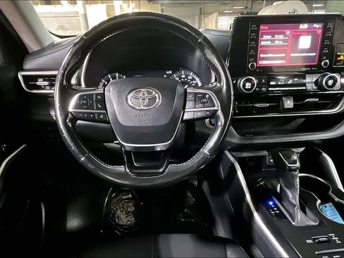 Used 2020 Toyota Highlander XLE image 6