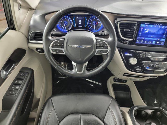 Used 2017 Chrysler Pacifica Touring-L FWD image 24