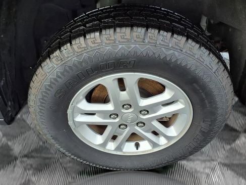 Used 2023 Jeep Grand Cherokee Laredo image 18