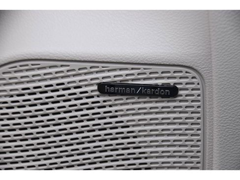 Used 2023 Chrysler Pacifica Limited w/ Uconnect Theater Family Group image 28