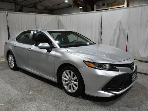 Used 2018 Toyota Camry LE FWD image 7