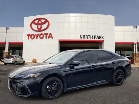 Certified 2025 Toyota Camry SE w/ Convenience Package image 1