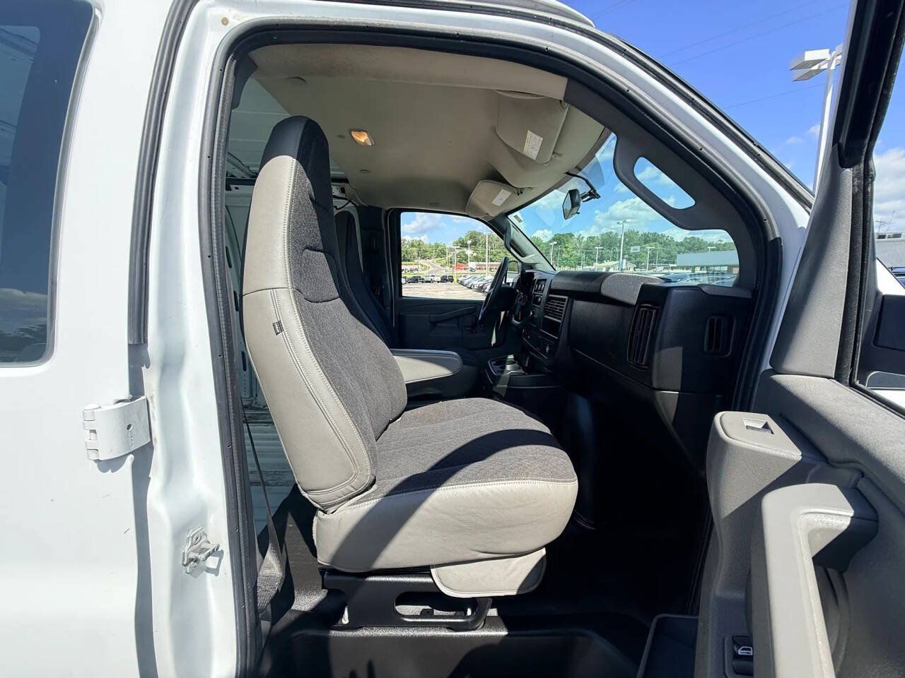 Used 2018 Chevrolet Express 2500 w/ Driver Convenience Package RWD image 11
