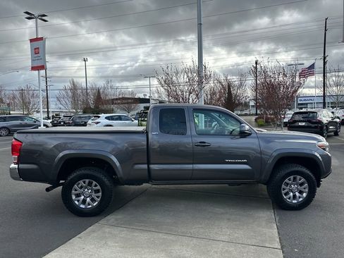 Used 2016 Toyota Tacoma SR5 w/ SR5 Appearance Package (SN) image 6