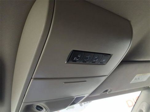 Used 2014 Chrysler Town & Country Touring-L w/ Driver Convenience Group image 27