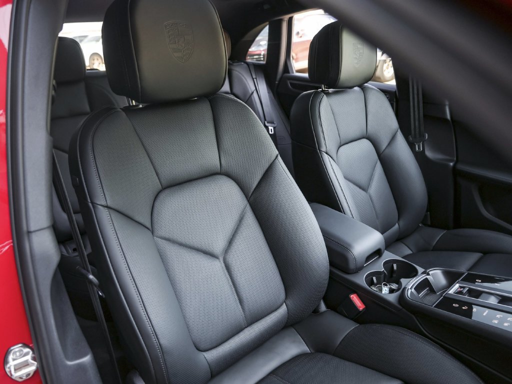 Certified 2026 Porsche Macan Turbo AWD/4WD image 40
