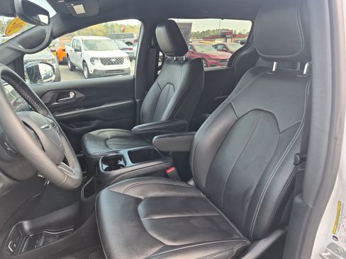 Used 2026 Chrysler Pacifica Select FWD image 10
