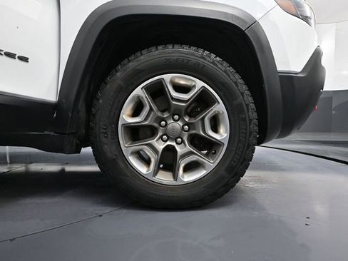 Used 2019 Jeep Cherokee Trailhawk image 15