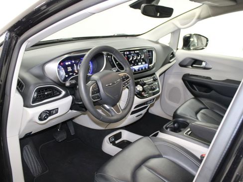 Used 2024 Chrysler Pacifica Touring-L image 22