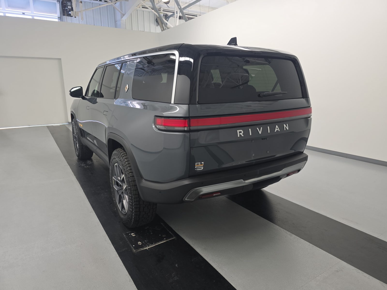 Used 2022 Rivian R1S Launch Edition Quad AWD/4WD image 3