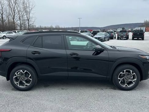 New 2026 Chevrolet Trax LT image 2