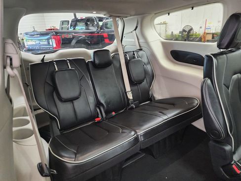 Used 2022 Chrysler Pacifica Limited FWD image 34