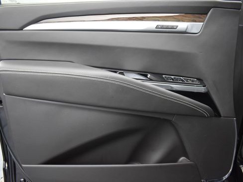 Certified 2025 Cadillac Escalade ESV Sport Platinum image 9